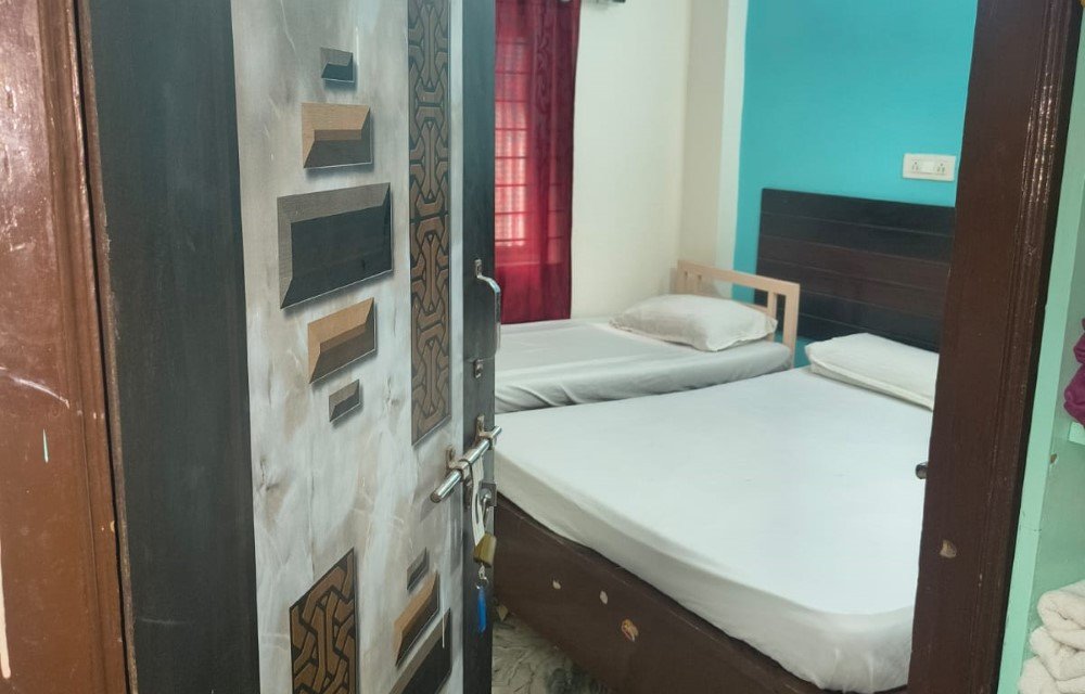 Why Families Prefer Guest House Accommodation During City Visits at Kainaat Guest House